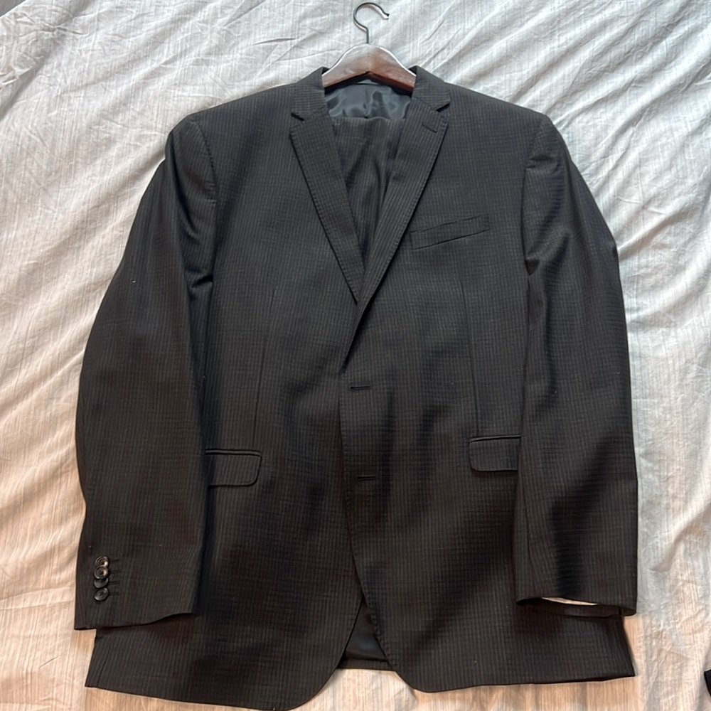 Kenneth Cole Suit 48L 42W